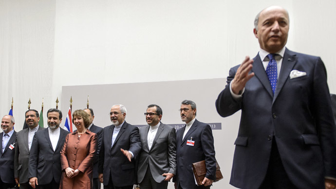  French Foreign Minister Laurent Fabius (R) gestures as EU foreign policy chief Catherine Ashton (4thL) pose with Iranian Foreign Minister Mohammad Javad Zarif (5thL) next to the Iranian delegation after a statement on early November 24, 2013 in Geneva. (AFP Photo)