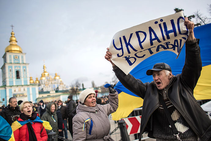 Participantes de um comício em apoio à integração europeia da Ucrânia se reuniram na Praça Mikhaylovskaya em Kiev, em 30 de novembro de 2013 (RIA Novosti / Andrey Stenin)