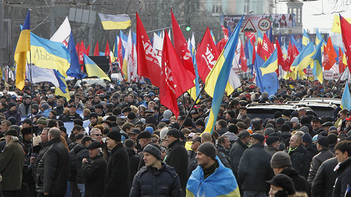Pessoas de apoio à integração na UE, realizar um comício em Kiev, 1 de Dezembro de 2013. (Reuters / Gleb Garanich)
