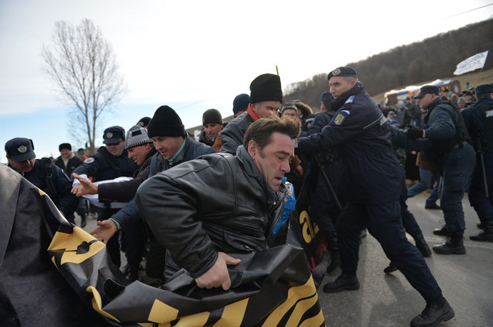 Romanian protesters scuffle with Romanian gendarmes as they try to enter the exploring perimeter of US energy giant Chevron in Pungesti, Romania on December 7, 2013.(AFP Photo / Daniel Mihailescu)