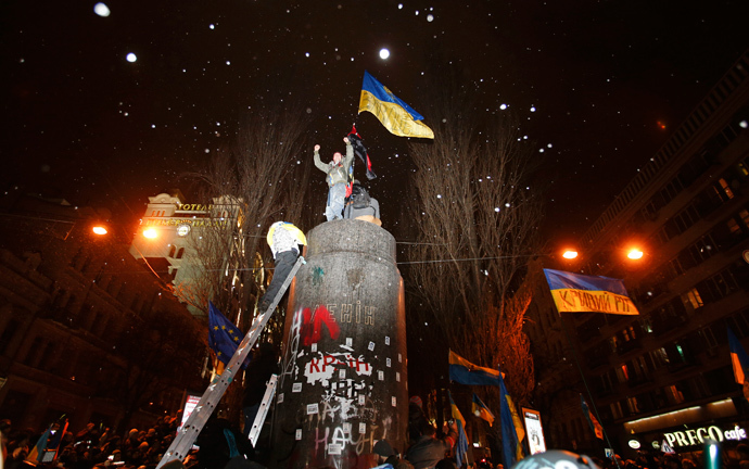 People climb up to the top of a pedestal after a statue of Soviet state founder Vladimir Lenin was toppled by protesters during a rally organized by supporters of EU integration in Kiev, December 8, 2013. (Reuters / Stoyan Nenov)