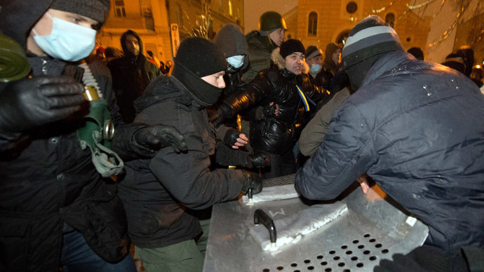 Protesters clash with riot police at the Viktor Yanukovich presidential office in Kiev on December 10, 2013. (AFP Photo/Dmitry Serebryakov)