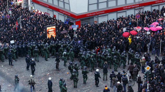 Overview shows German police as they block protesters on a cross road following clashes in front of the 'Rote Flora' cultural centre during a demonstration in Hamburg, December 21, 2013.(Reuters / Morris Mac Matzen)