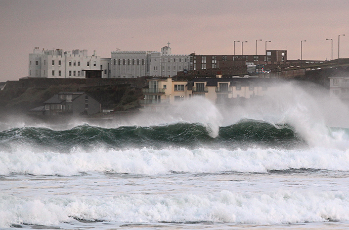 Waves break along the shore in Portstewart in Northern Ireland, on December 24, 2013. (AFP Photo / Peter Muhly)