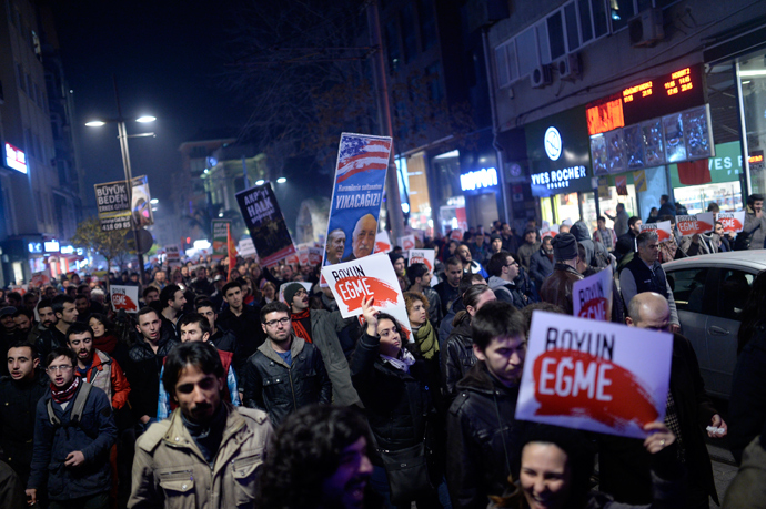 People hold up placards as they take part in a protest against corruption in the Kadikoy district of Istanbul on December 25, 2013 (AFP Photo / Bulent Kilic)