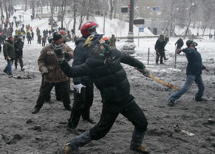 Pro-European protesters throw stones during clashes with riot police in Kiev January 22, 2014 (Reuters/Gleb Garanich)