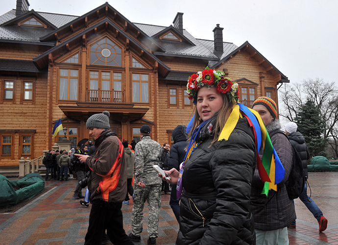 Ihmiset vierailu päärakennus Ukrainan presidentti Viktor Janukovitsh residenssi lähellä Kiev 22. helmikuuta 2014.  (AFP Photo / Genya Savilov)