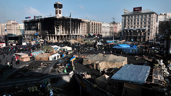 Koska hallituksen vastaisia ​​mielenosoittajia leiri Kiovan Independence Square 24. helmikuuta 2014 (AFP Photo / Louisa Gouliamaki)