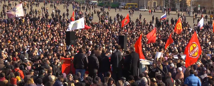A rally on Kharkov's central square in support for ethnic Russians living in Crimea, on Saturday. (Screenshot from Ruptly video)