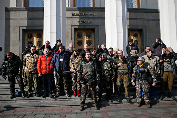 Jäsenet itsepuolustus yksiköt kokoontuvat jälkeen purkamalla ympäröivän aidan parlamentin rakennus Kiovassa 26 helmikuu 2014 (Reuters / David Mdzinarishvili)