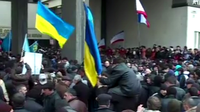 Mielenosoittajat edessä parlamentin rakennuksessa pääkaupungissa Krim, Ukrainan autonominen alue.  Kuvakaappaus AP video.