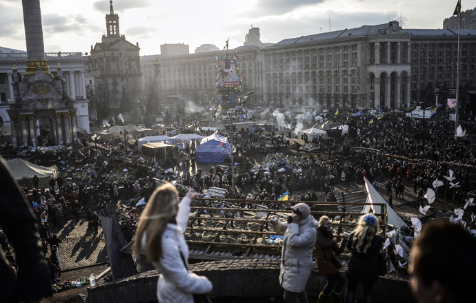 Ihmiset katsovat Kiovan Itsenäisyyden aukio parvekkeelta 24. helmikuuta 2014.  (AFP Photo)