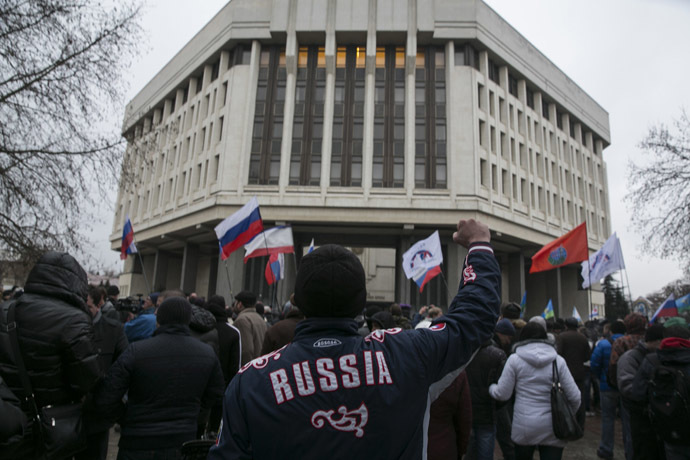 Mies eleet aikana pro-venäläinen ralli ulkopuolella Krimin parlamentin rakennus Simferopol 27 helmikuu 2014.  (Reuters / Baz Ratner)