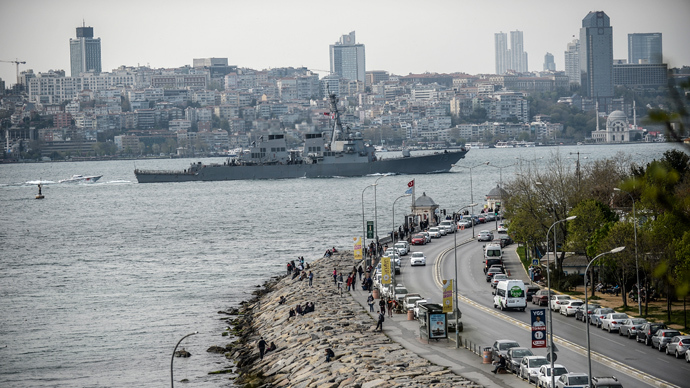 US warship USS Donald-Cook sails through the Bosphorus in Istanbul, Turkey, on April 10, 2014, en route to the Black Sea (AFP Photo / Bulent Kilic)