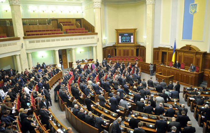 Kansanedustajat Ukrainan parlamentin äänestää perustuslain muutoksen Kiovassa 21. helmikuuta 2014. (AFP Photo / Genya Savilov)