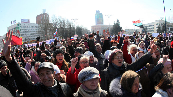 Pro-Venäjän mielenosoittajat nostamaan kätensä kuin he huutavat iskulauseita aikana ralli Itä Ukrainan kaupungin Donetsk 8. maaliskuuta 2014. (AFP Photo / Alexander Khudoteply)