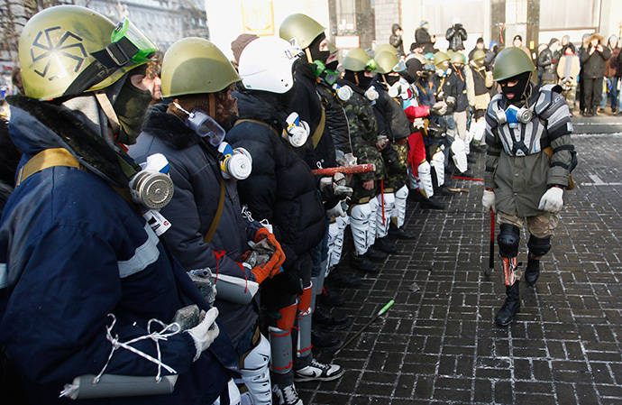 "Sector Right" trem na Praça da Independência, no centro de Kiev (Reuters / David Mdzinarishvili)