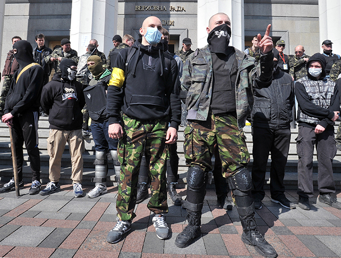 Apoiadores do partido de direita Pravyi Setor protesto (Setor direita) em frente ao Parlamento da Ucrânia em Kiev, em 28 mar 2014. (AFP Photo / Ganya Savilov)