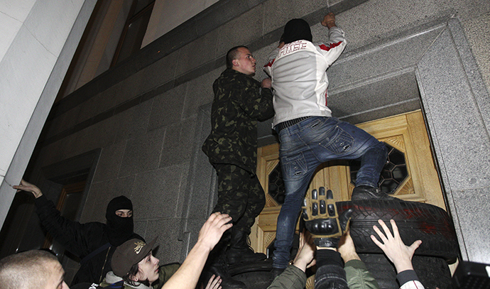 Homens subir o edifício do parlamento como ativistas do movimento setor direito e seus partidários se reúnem para exigir a renúncia imediata do ministro da Administração Interna Arsen Avakov, em Kiev março 27, 2014. (Reuters / Valentyn Ogirenko)
