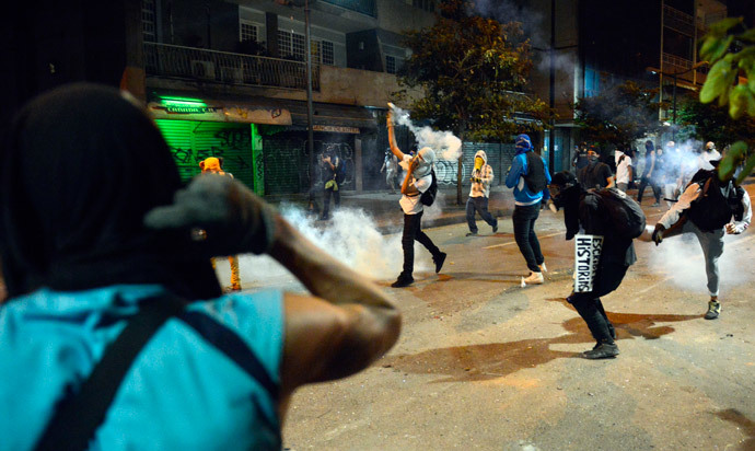 Anti-government activists clash with riot police during a protest, in Caracas on March 31, 2014. (AFP Photo / Juan Barreto) 