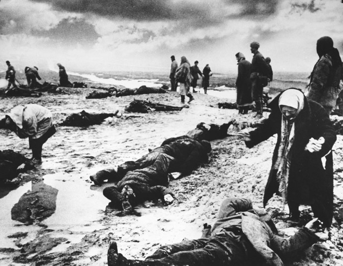 Relatives identify victims of Bagerovsky Ditch massacre near Kerch, January 1942 (Photo: waralbum.ru)