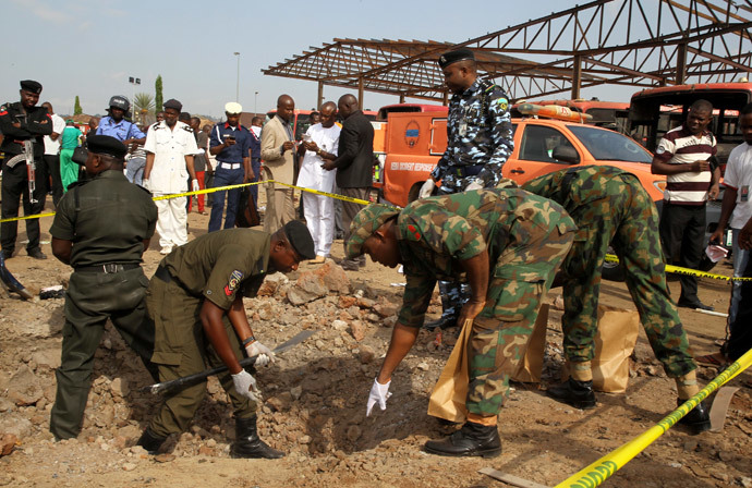 Bomb experts gather evidence at the scene of a bomb blast at Nyanyan in Abuja April 14, 2014. (Reuters / Afolabi Sotunde)