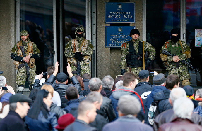 Anti-government armed men stand guard as pro-Russian supporters gather outside the mayor's office in Slaviansk April 14, 2014. (Reuters / Gleb Garanich)