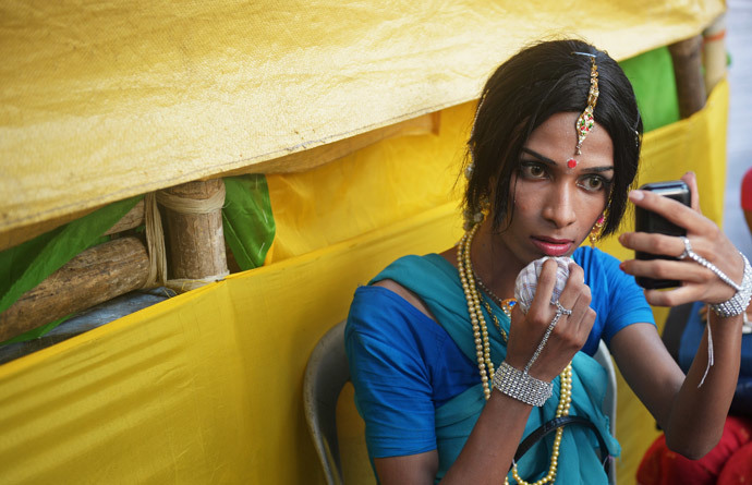 An Indian transgender dancer (AFP Photo / Dibyangshu Sarkar)