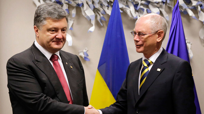 Ukrainian President Petro Poroshenko (L) shakes hands with European Council President Herman Van Rompuy, prior to an EU summit at the European Council building in Brussels, August 30, 2014.(Reuters / Yves Logghe)