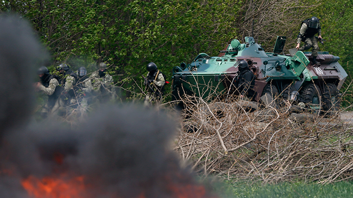 Ukrainian special forces take position in the eastern Ukrainian city of Slavyansk on April 24, 2014 (Reuters / Gleb Garanich)