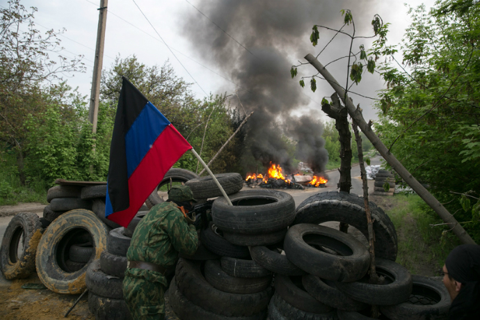 Self-defense activists guard a checkpoint near Slavyansk on May 2, 2014 (Reuters / Baz Ratner)