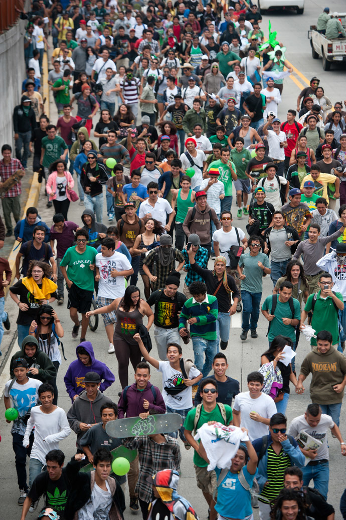 Hundreds of activists take part in a march demanding the legalization of marijuana in San Salvador, El Salvador on May 3, 2014. (AFP Pho to/Jose Cabezas)