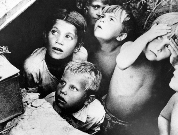 Crianças soviéticas durante um ataque aéreo nazista, nos arredores de Minsk, Belarus.  1941/06/24.  Foto por Yaroslavtsev.  (RIA Novosti)