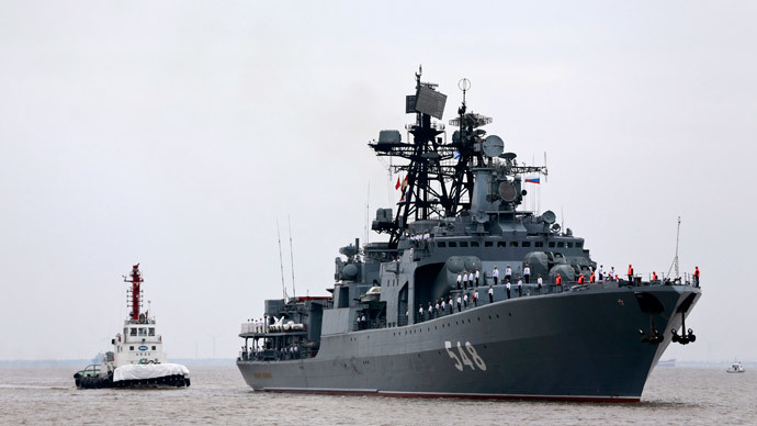 Russian anti-submarine destroyer Admiral Panteleyev (R) arrives at a port ahead of the "Joint Sea-2014" naval drill, in Shanghai, May 18, 2014.(Reuters / China Daily)