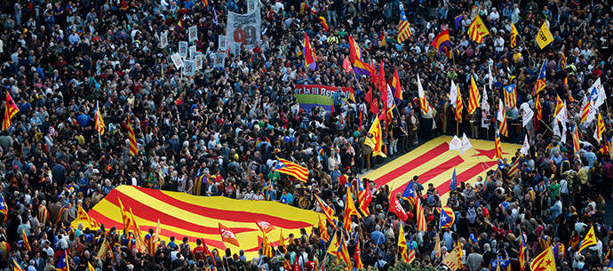 Anti-royalist protesters show Catalan separatist flags during a demonstration at Catalunya square in Barcelona June 2, 2014. (Reuters / Albert Gea)