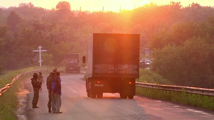 Φορτηγό περιέχει τα σώματα περνούν στο δρόμο προς την ουκρανική πλευρά.  Ακόμα από AP βίντεο