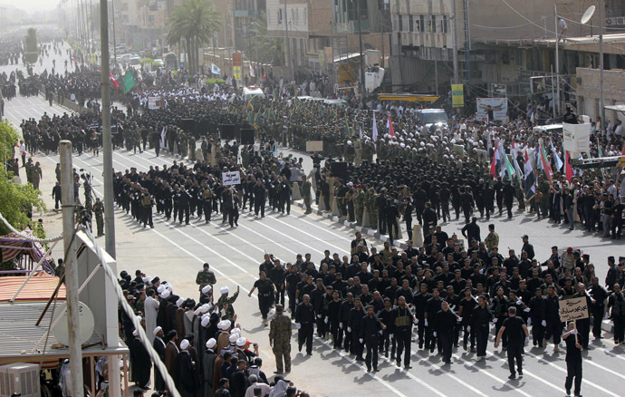 Combatentes do Exército Mehdi leais ao clérigo xiita Moqtada al-Sadr marcha durante um desfile em Najaf, Junho 21, de 2014. (Reuters / Alaa Al-Marjani)