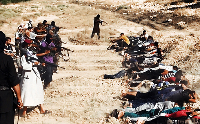 Uma imagem de arquivo carregado em 14 de junho de 2014 no site jihadista Welayat Salahuddin supostamente mostra militantes do Estado Islâmico do Iraque e do Levante (ISIL) executar dezenas de membros capturados forças de segurança iraquianas em um local desconhecido na província Salaheddin (AFP Photo / HO)