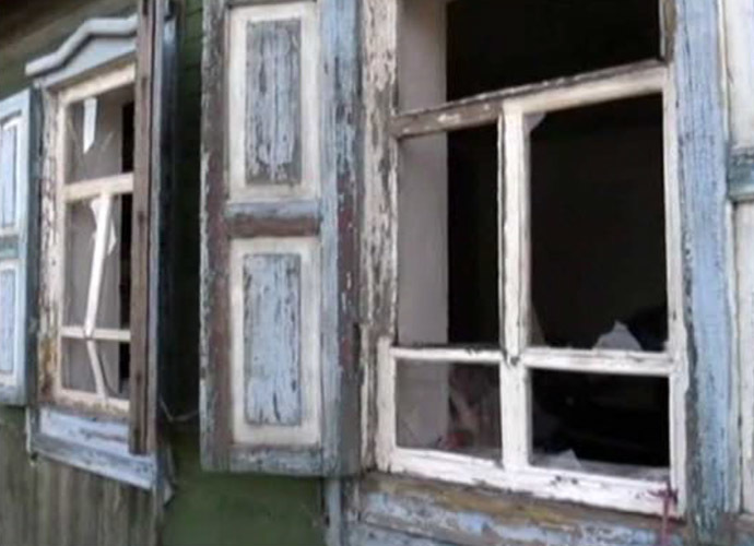 An artillery shell from Ukraine smashed out the windows of a private house in southern Russia on July 13 (Still from Lifenews channel video)