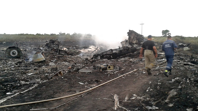 Μέλη του υπουργείου Εκτάκτων Αναγκών με τα πόδια στο χώρο της Malaysia Airlines Boeing 777 αεροπορικό δυστύχημα στον οικισμό Grabovo στην περιοχή του Ντόνετσκ, 17 Ιούλη 2014. (Reuters / Maxim Zmeyev)