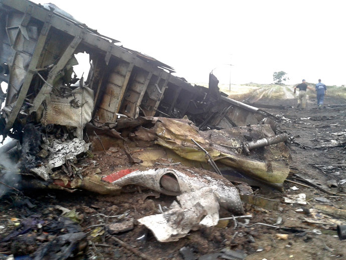 Η ιστοσελίδα της Malaysia Airlines Boeing 777 αεροπορικό δυστύχημα φαίνεται στον οικισμό Grabovo στην περιοχή του Ντόνετσκ, 17 Ιουλίου 2014. (Reuters / Maxim Zmeyev)