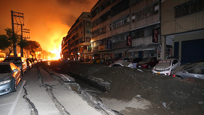 A blast rips through the city of Kaohsiung in southern Taiwan early on August 1, 2014. (AFP Photo / Stringer)