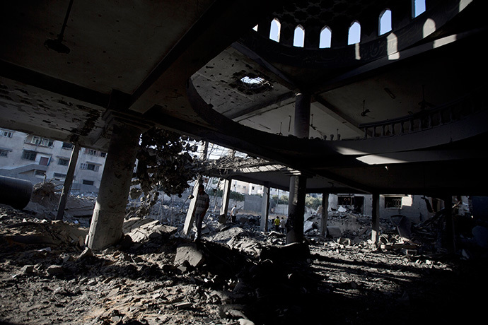 Uma visão geral mostra destruição dentro de uma mesquita na cidade de Gaza, em 30 de julho de 2014 depois de ter sido atingido em um ataque israelense durante a noite.  (AFP Photo / Mahmud Hams)