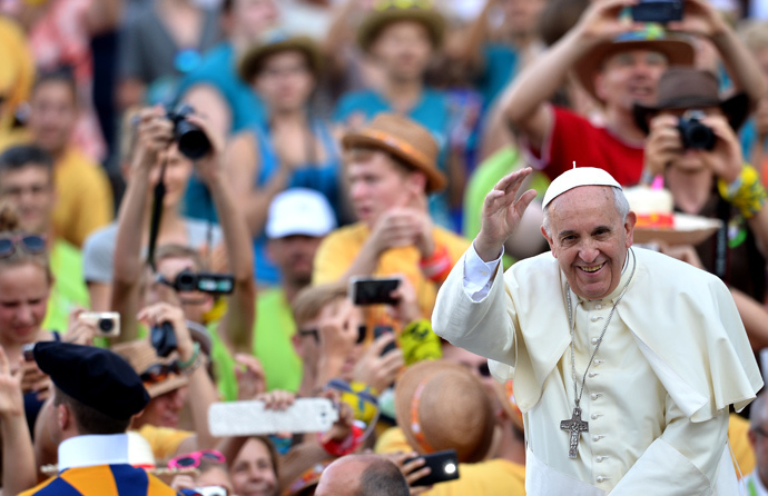 Pope Francis waves as he arrives for an open-air meeting with German altar boys and girls in Saint Peter's Square at the Vatican on August 5, 2014. (AFP Photo / Alberto Pizzoli)