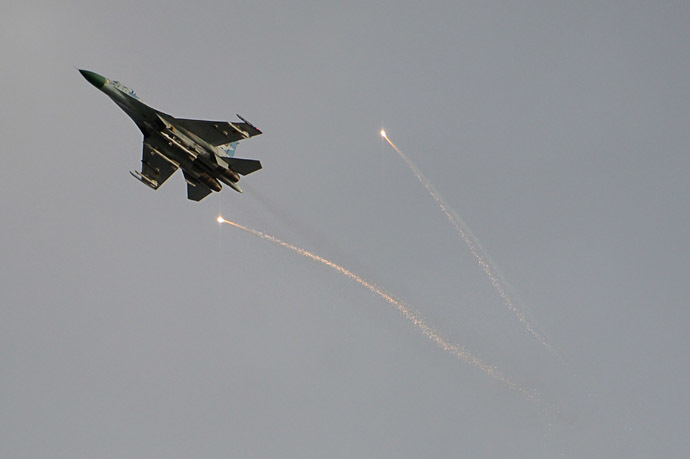 A Ukrainian fighter flies above Lugansk during a battle between resistance fighters and the Ukrainian National Guard. (RIA Novosti/Evgeny Biyatov)