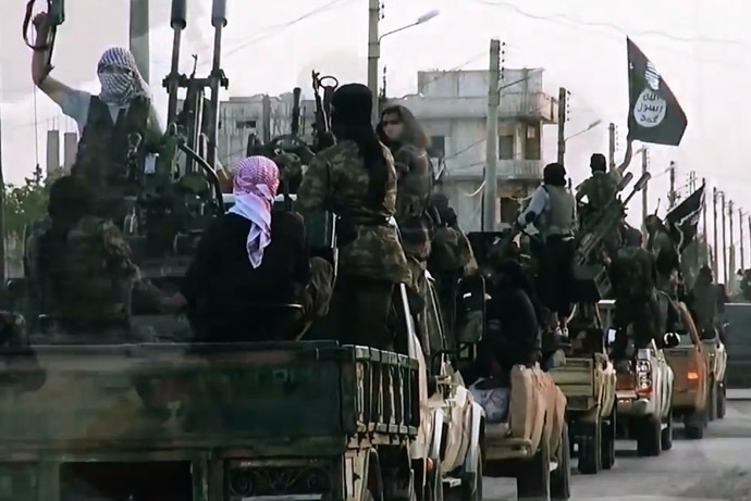 Uma garra imagem tirada de um vídeo de propaganda lançada em 17 de marco de 2014 pelo Estado Islâmico do Iraque e do Levante (ISIL) 's al-Furqan mídia supostamente mostra lutadores ISIL dirigindo em uma rua na cidade síria de Homs norte. (Foto: AFP)