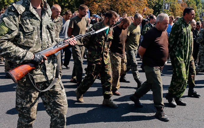 Um grupo escoltado de prisioneiros de guerra ucranianos caminha sobre o centro de Donetsk 24 de agosto de 2014 (Reuters / Maxim Shemetov)