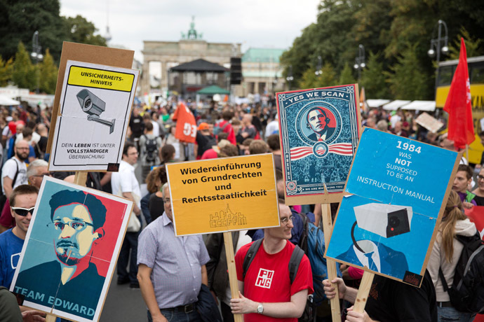 Os participantes seguram cartazes leitura (esquerda para a direita) "Team Edward", "reintrodução de direitos básicos", "yes we scan" e "1984 não era para ser um manual de instruções", durante uma manifestação contra a vigilância governamental em 30 de agosto de 2014 em Berlim.  (AFP / DPA)