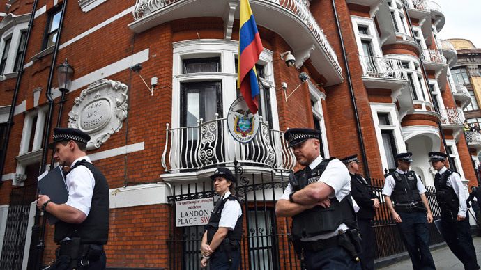 Police stand guard during a news conference by WikiLeaks founder Julian Assange at the Ecuadorian embassy in central London August 18, 2014.(Reuters / Toby Melville)