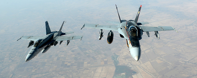 Jatos US Navy F-18E Super Hornet deixar para apoiar as operações militares contra ISIL depois de receber o combustível de um KC-135 Stratotanker sobre o Iraque, 04 de outubro de 2014 (Reuters / USAF)